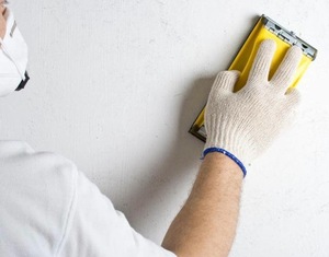 舊房屋整新修繕-油漆粉刷前用刷子將牆壁表面徹底清潔