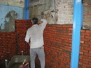 舊房屋整修-紅磚頭牆壁砌磚中