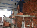 舊房屋整修-紅磚頭牆壁砌磚中